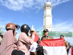 Ketua DPRK Banda Aceh Bersama Forkopimda,  Bagikan Bendera Merah Putih