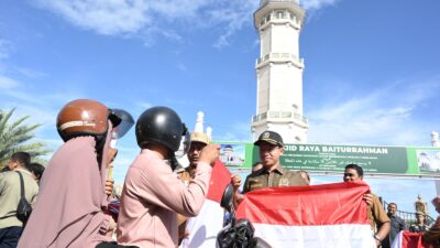 Ketua DPRK Banda Aceh Bersama Forkopimda,  Bagikan Bendera Merah Putih