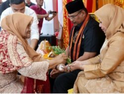 “Ijoek Peng Le Mak” Pj Gubernur Safrizal Dipeusijuek Ibunda Saat Tiba di Aceh