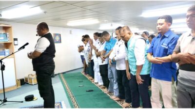 Pj Gubernur Safrizal Imam Shalat di Kapal Kelud