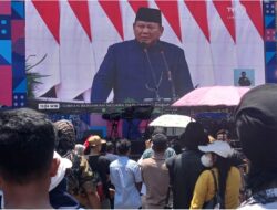 Ribuan Warga Padati Bundaran HI Dalam Kepanasan untuk Nobar Pidato Perdana Presiden Prabowo