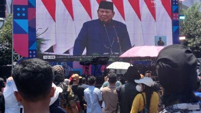 Ribuan Warga Padati Bundaran HI Dalam Kepanasan untuk Nobar Pidato Perdana Presiden Prabowo