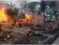 Flores Timur Berkecamuk Gegara Bentrok Tarkam; 49 Rumah Terbakar, 1Tewas dan 4 Tertembak