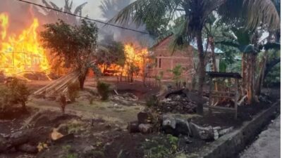 Flores Timur Berkecamuk Gegara Bentrok Tarkam; 49 Rumah Terbakar, 1Tewas dan 4 Tertembak