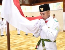 Mualem Kukuhkan Anggota Paskibraka Provinsi Aceh
